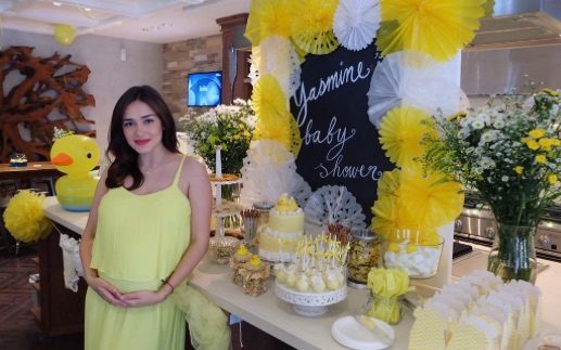 Yasmine Wildblood dalam acara 'baby shower' beberapa pekan sebelum kelahiran putrinya, Seraphina Rose. Foto dari Instagram/@yaswildblood 