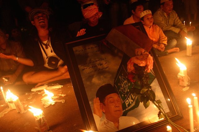 Warga Jawa Timur mendoakan Gus Dur saat ia wafat 30 Desember 2009. Foto oleh Fully Handoko/EPA 