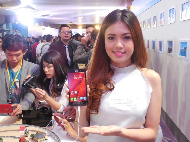 SHOWING OFF THE ZENFONE 2. One of the attendants at the event poses with a ZenFone 2. Photo by Victor Barreiro Jr./Rappler 