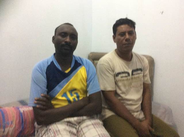 Kabir Ahmad (kanan) bersama rekannya Salim Muhammad Ibrahim, pengungsi dari Sudan, di dalam kamar wisma pengungsian di Makassar. Foto oleh Mansyur Rahim/Rappler 