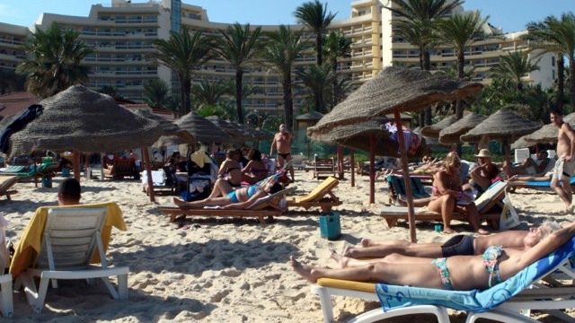 Thousands of Britons to be flown home after Tunisia massacre