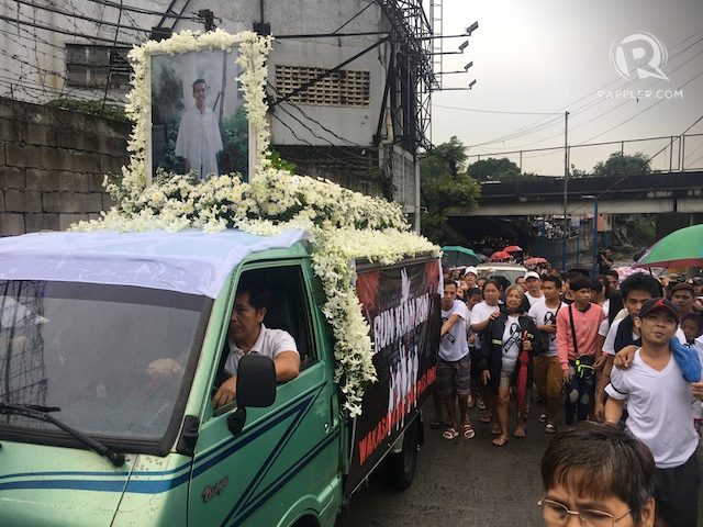 RAINY WEATHER. The bad weather does not deter people from accompanying Kian delos Santos to his final destination. Photo by Eliza Lopez/Rappler 