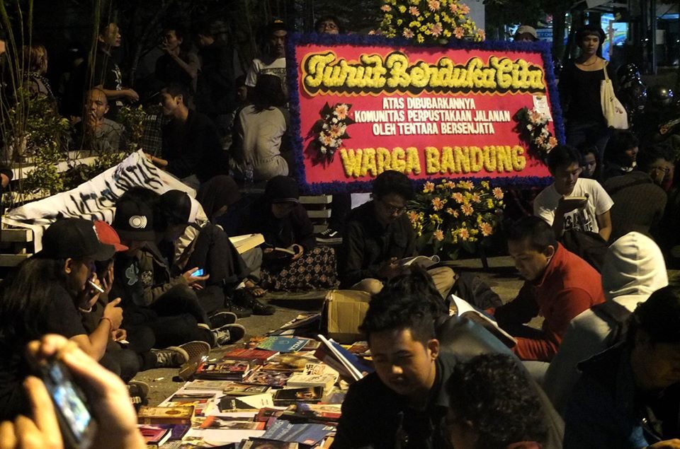 Puluhan warga Bandung pada 27 Agustus menggelar aksi solidaritas terhadap Perpustakaan Jalanan yang dibubarkan oleh aparat TNI sepekan lalu. Foto dari Facebook/perpustakaanjalanan 