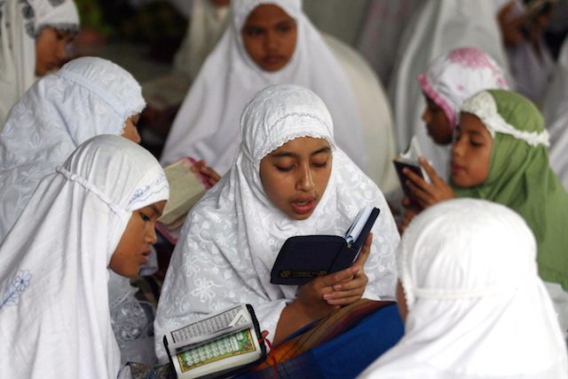 PENDIDIKAN AGAMA. Murid sekolah membaca Al-Quran di hari kedua Ramadhan di Pesantren Raudhatul Hasanah di Medan, 11 Juli 2013. Foto oleh Dedi Sahputra/EPA 