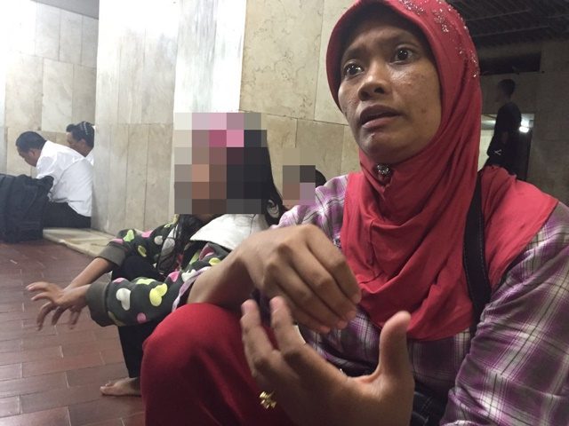 TIDAK RATA. Salah satu warga yang datang untuk berbuka puasa, Wilianti mengaku suaminya tidak mendapatkan makanan berbuka saat berkunjung ke Masjid Istiqlal. Foto oleh Zachary Lee/Rappler 