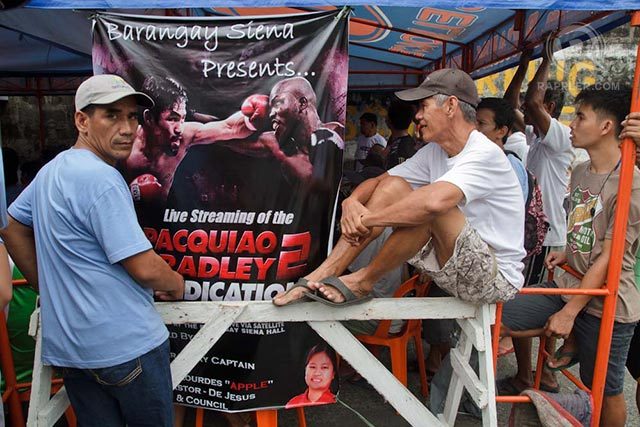 On Palm Sunday, devotees attend mass, watch Pacquiao fight