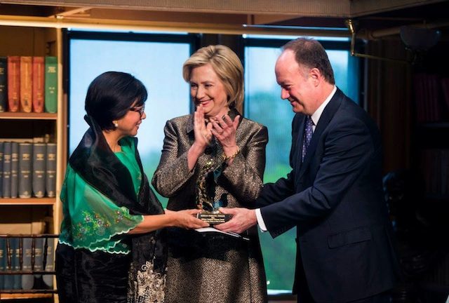 Chief PH gov’t negotiator receives Clinton peace award