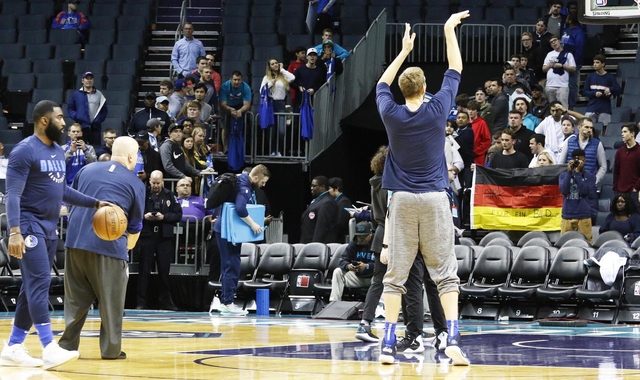 LEGEND. Fans, including one with a Germany flag, catch a glimpse of Dirk Nowitzki. Photo by Paul Mata/Rappler 
