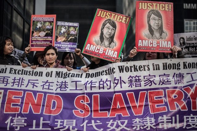 Demonstrator di depan pengadilan di Hong Kong mendukung buruh migran Indonesia Erwiana Sulistyaningsih pada 10 Februari 2015. Foto oleh Philippe Lopez/AFP  