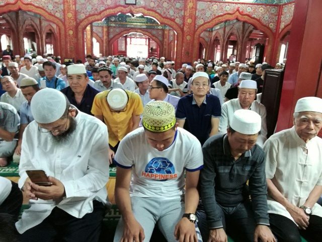 SALAT IED ADHA. Umat Muslim menunaikan salat Idul Adha di Masjid Niujie, Beijing pada Senin, 12 September. Foto oleh Uni Lubis/Rappler 