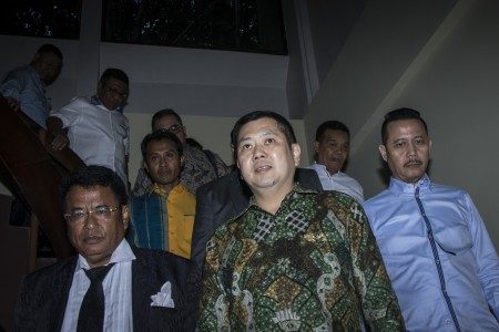Pemilik MNC Group Hary Tanoesoedibjo (tengah) bergegas seusai menjalani pemeriksaan di Direktorat Tindak Pidana Siber Bareskrim Polri, Jakarta, Jumat (7/7). Foto oleh Aprillio Akbar/ANTARA 