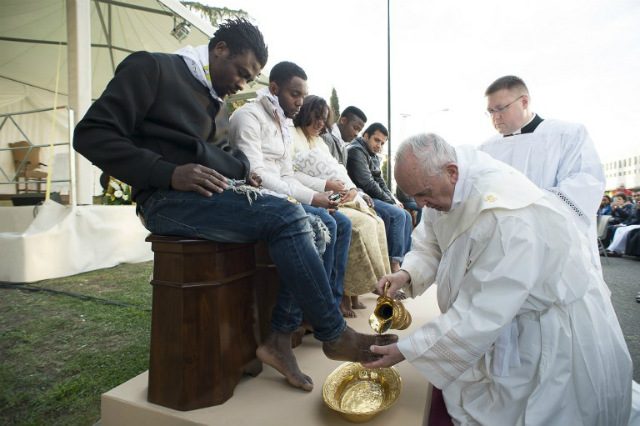 Pope Francis washes asylum seekers’ feet