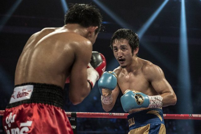 TRAILBLAZER. Zou Shiming (R) could turn boxing into a major sport in China if he gets past IBF flyweight champ Amnat Ruenroeng in March. Photo by Alex Ogle/AFP 