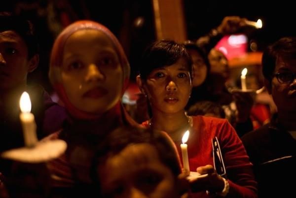 Indonesians gather to hold a candlelight vigil for the victims of ill-fated Malaysian air carrier AirAsia flight QZ8501 in Surabaya on Dec. 31, 2014. Photo by Manan Vatsyayana/AFP