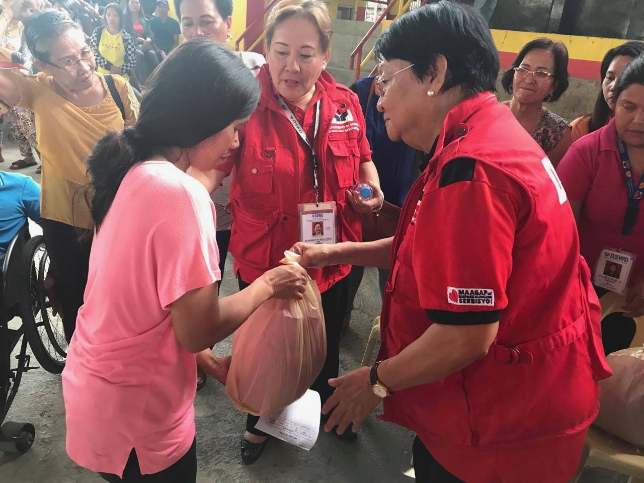 RELIEF. DSWD Secretary Judy Taguiwalo distributes relief goods to victims of the Marawi crisis. Photo from DSWD    