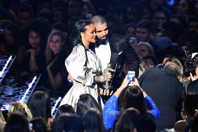 Drake dan Rihanna saat tampil di MTV Music Awards 2016 akhir Agustus lalu. Foto oleh Jewel Samad/AFP. 