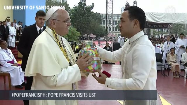 JAR OF LOVE. After his speech, Leandro presents Pope Francis with a jar filled with messages and notes from UST's youth volunteers for the event. Screengrab from Rappler