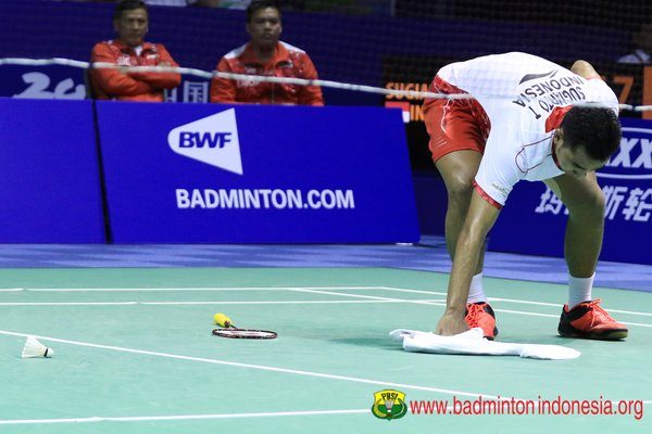 Tommy Sugiarto harus mengepel lapangan sendiri karena kondisinya yang licin. Foto dari badmintonindonesia.org 