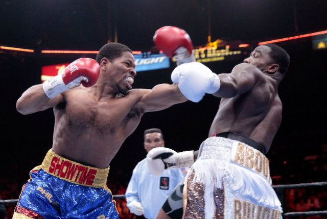 Shawn Porter throws a left hook at Adrien Broner (R). Photo by Steve Marcus/Getty Images/AFP 