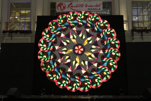 THE GIANT PAROL SHOW. The largest indoor parol in the country can be found at Resorts World Manila. The display is a nod to the Giant Lantern Festival held annually in San Fernando, Pampanga. Photo courtesy of Resorts World Manila.  