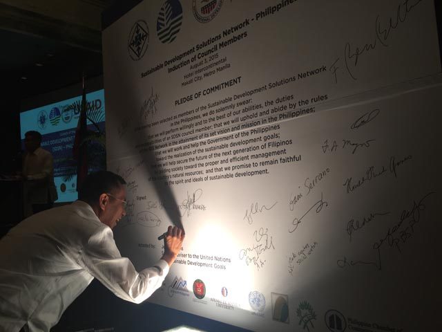 INCLUSIVE GROWTH. NEDA Secretary Arsenio Balisacan signs the SDG pledge of commitment. Photo by Gerard Lim/Rappler 