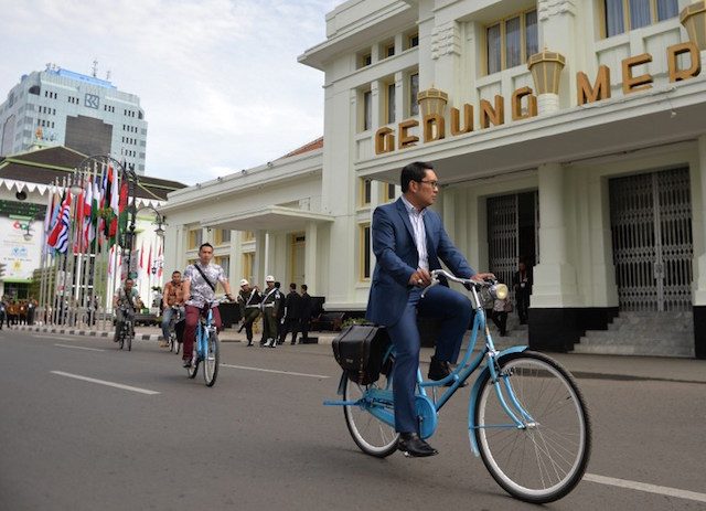 TRANSPORTASI ALTERNATIF. Walikota Bandung Ridwan Kamil bersepeda menginspeksi persiapan Konferensi Asia Afrika di Bandung, 23 April 2015. Foto oleh Bay Ismoyo/AFP 