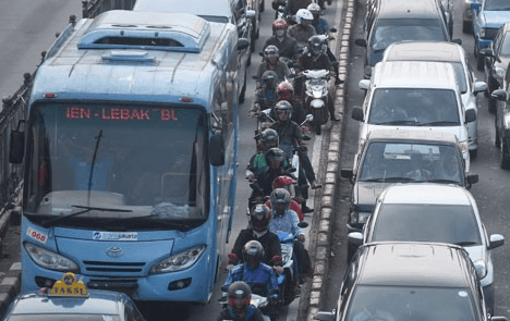 Terjebak aksi 212, penumpang Bus Transjakarta pilih jalan kaki
