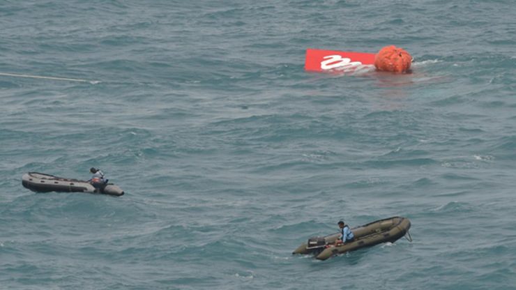Tail of crashed AirAsia plane lifted from seabed