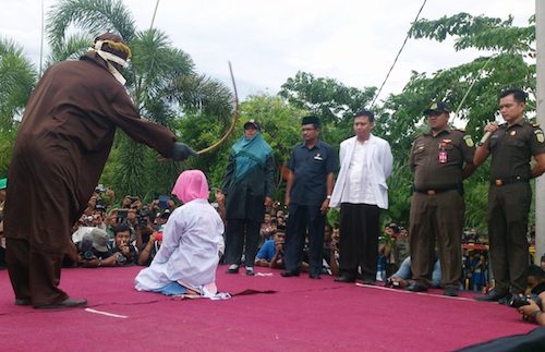 Empat perempuan, tiga pria dicambuk di Banda Aceh