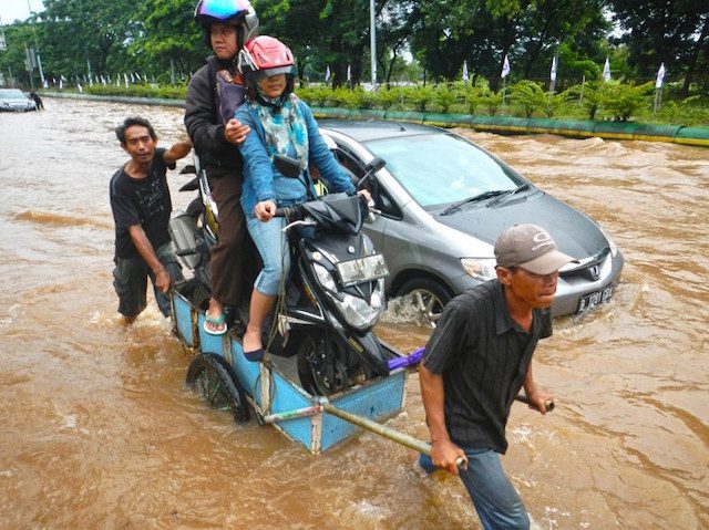 Jakarta banjir, meme lucu dan kritis pun bertebaran