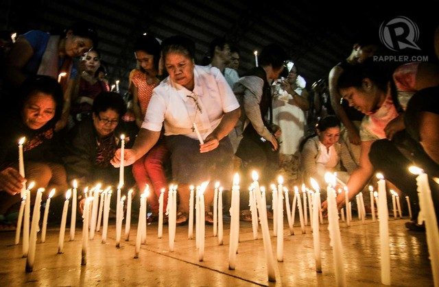 RIGHTS DEFENDERS. Indigenous peoples and advocates light candles for Lumad victims and Emok Samarca, one of slain indigenous rights defenders in Surigao del Sur on September 11. File photo by Vincent Go/Rappler  