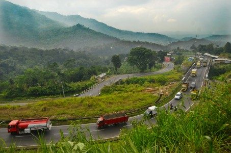 Sejumlah kendaraan melintas di jalur Selatan Lingkar Gentong, Kabupaten Tasikmalaya, Jawa Barat, Kamis (15/6). Foto oleh Adeng Bustomi/ANTARA 