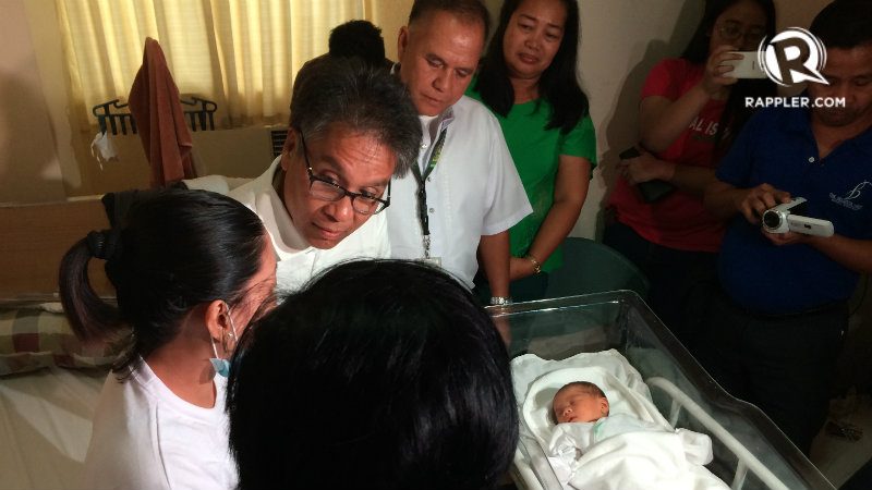 Interior Secretary Mar Roxas visits the Sumbillas days after baby Ranaiah is born. Rappler photo  