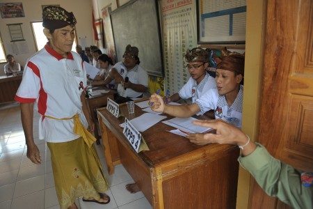 Anggota Kelompok Penyelenggara Pemungutan Suara (KPPS) dan petugas keamanan memberi bahasa isyarat kepada seorang warga tuna rungu saat pemungutan suara di Desa Bengkala, Singaraja, Bali, Rabu (15/2). Foto oleh Nyoman Budhiana/ANTARA 