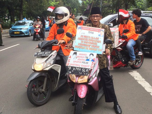 ANAKKU MATI. Asih Widodo dan motor yang dipergunakannya untuk mencari keadilan. Foto oleh Ursula Florene/Rappler. 
