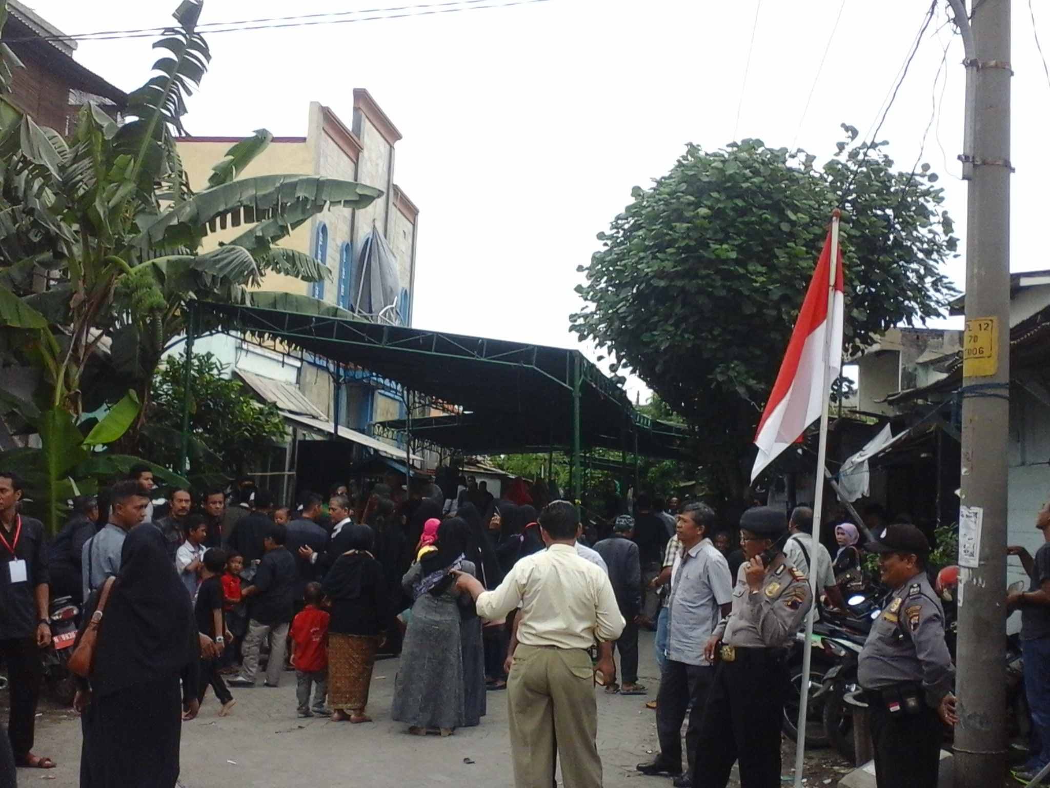 Polisi mengamankan peringatan Asyura di Masjid Yayasan Nuruts Tsaqalain, Semarang, Jawa Tengah (11/10). Foto oleh Fariz Fardianto/Rappler 