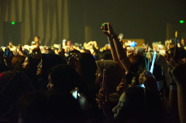 MENYAMBUT VIXX. Antusias Starlight saat menyambut VIXX muncul ke atas panggung. Foto oleh Dzikra Fanada/Rappler 