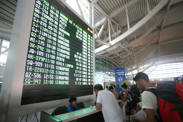 STRANDED. Many are stranded in Bali after hundreds of flights were canceled. Photo by EPA 