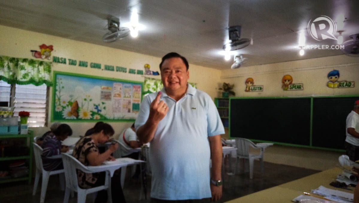 RETURN BID. Representative Jerry Treñas of the lone district of Iloilo City votes at L. Mirasol Memorial School in Dungon B, Jaro, Iloilo City. Photo by Edgar Philip de Asis/Rappler 
