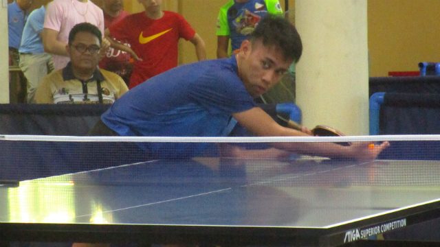 SMASH FOR GOLD. National Capital Region athlete Romualdo Ramiro prepares for a dashing service to bag the gold during the finals game of the table tennis singles event on Thursday, April 27. Photo by Regine Villafuerte/ Rappler 