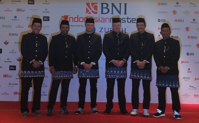 Para pegolf yang akan bertanding di turnamen 'BNI Indonesian Master 2016' tampil berbeda dengan mengenakan busana khas Abang Jakarta. Foto oleh Amelia Stephanie/Rappler.com. 