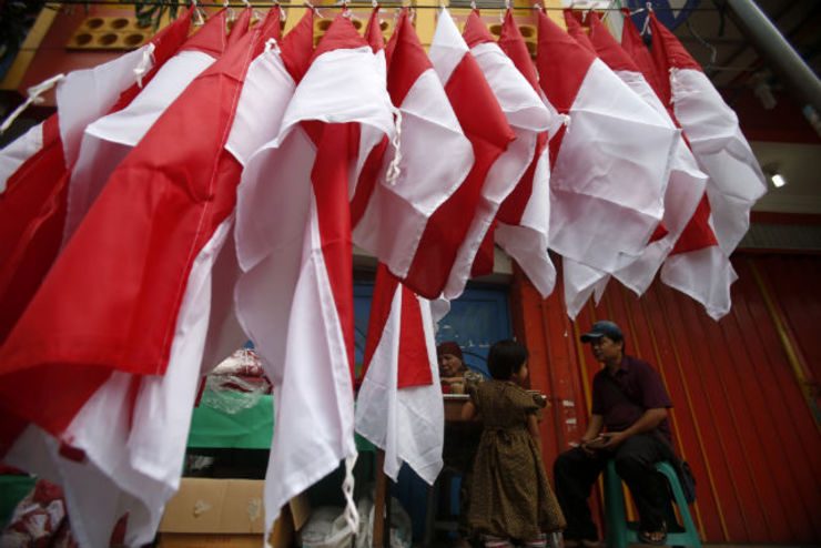 FLAGS FOR SALE. Indonesian flags are displayed for sale in the street, ahead of Indonesia's Independence Day celebrations in Banda Aceh, Indonesia, on August 7, 2014. Photo by EPA/Hotli Simanjuntak 