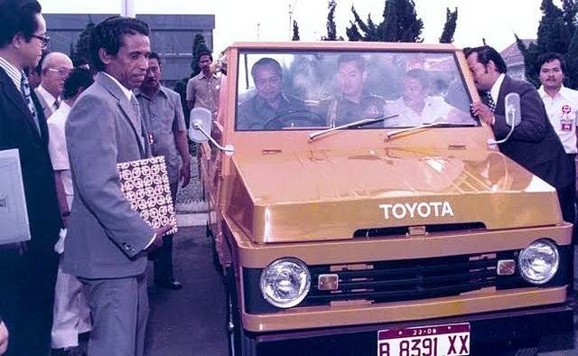 Soeharto saat menaiki mobil Toyota. Foto diambil dari Facebook Siti Herdiati Rukmana  