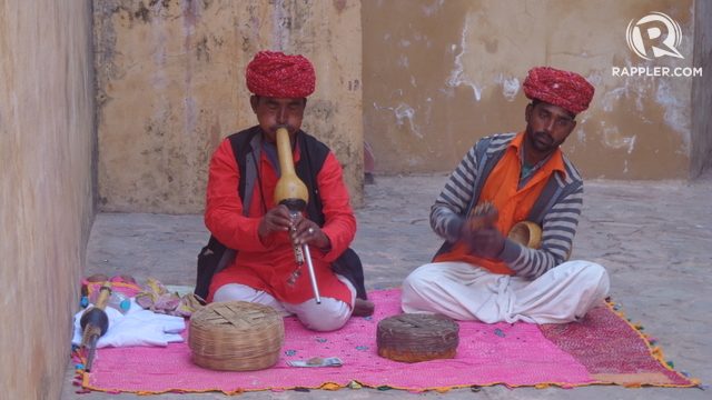 MUSIKAL. Untuk menambah suasana yang pas, ada banyak musisi dengan busana tradisional yang memainkan musik khas di Benteng Amber.  
