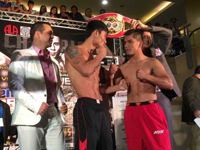 Mark Magsayo (L) and Rafael Reyes (R) both made weight for their 10-round fight. Photo by Ryan Songalia/Rappler 