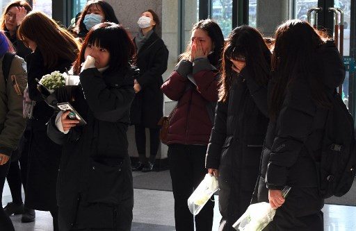 IN MOURNING. Tearful fans gather to visit the mourning altar for Kim Jonghyun. Photo by Yeon-Je/AFP  