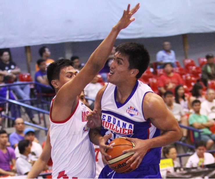 Cebuana's Bradwyn Guinto (right) tries to score a basket against Jessie Saitanan of Racal. Photo by Nuki Sabio/PBA Images