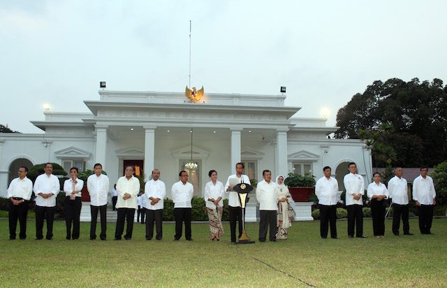 KABINET KERJA. Presiden Joko Widodo ditemani oleh Wakil Presiden Jusuf Kalla dan beberapa menterinya saat mengumumkan susunan kabinet baru di Istana Negara, Jakarta, 26 Oktober 2014. EPA/ADI WEDA