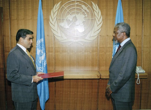POVERTY TO DIPLOMACY. Kishore Mabubani, as then Permanent Representative of Singapore, presents his credentials to then UN Secretary-General Kofi Annan in 1998. UN Photo/Evan Schneider 