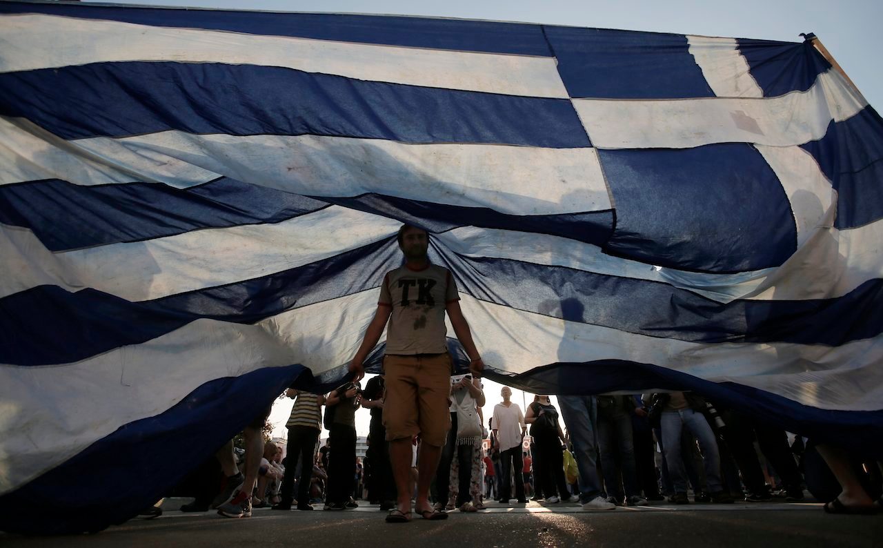THE NO VOTE. Protesters hold a giant a Greek flag during a rally in Athens, Greece, 29 June 2015. Photo by Yannis Kolesidis / EPA    